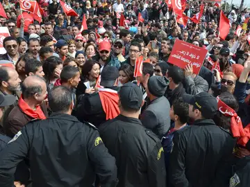 Unas 25.000 personas han participado en una manifestación contra el terrorismo en Túnez Unas 25.000 personas han participado en una manifestación contra el terrorismo en Túnez
