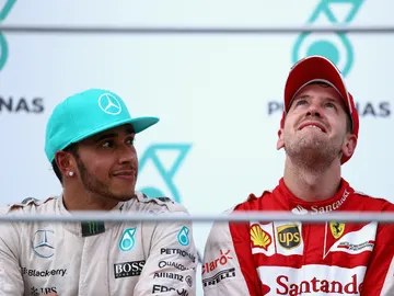 Vettel, emocionado, bajo la mirada de Hamilton Vettel, emocionado, bajo la mirada de Hamilton
