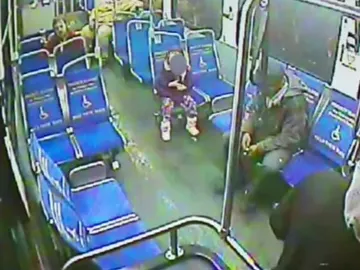 Una niña pequeña, sola en un autobús Una niña pequeña, sola en un autobús