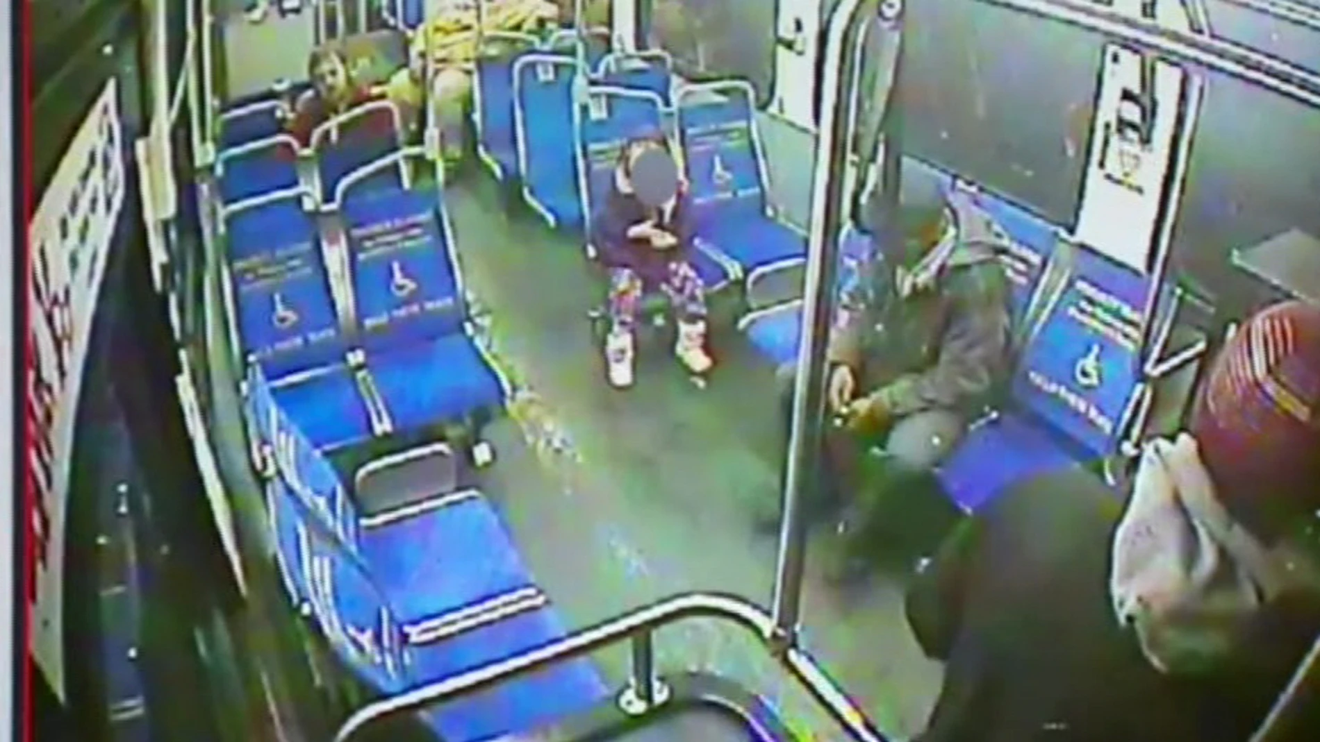 Una niña pequeña, sola en un autobús