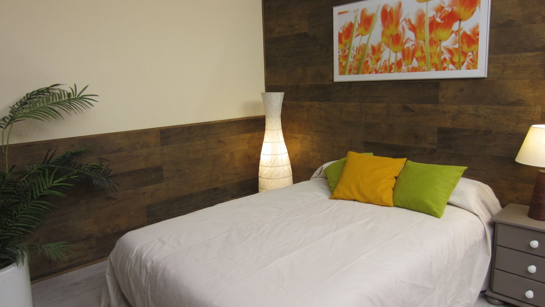 Revestimiento de una pared con lamas de pl&aacute;stico que imitan a madera