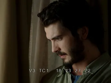 Víctor vigila a la familia Vega Víctor vigila a la familia Vega