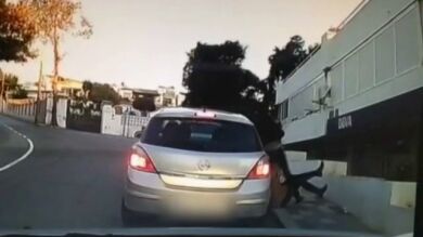 Una mujer arrastrada por un coche para evitar que le roben el bolso