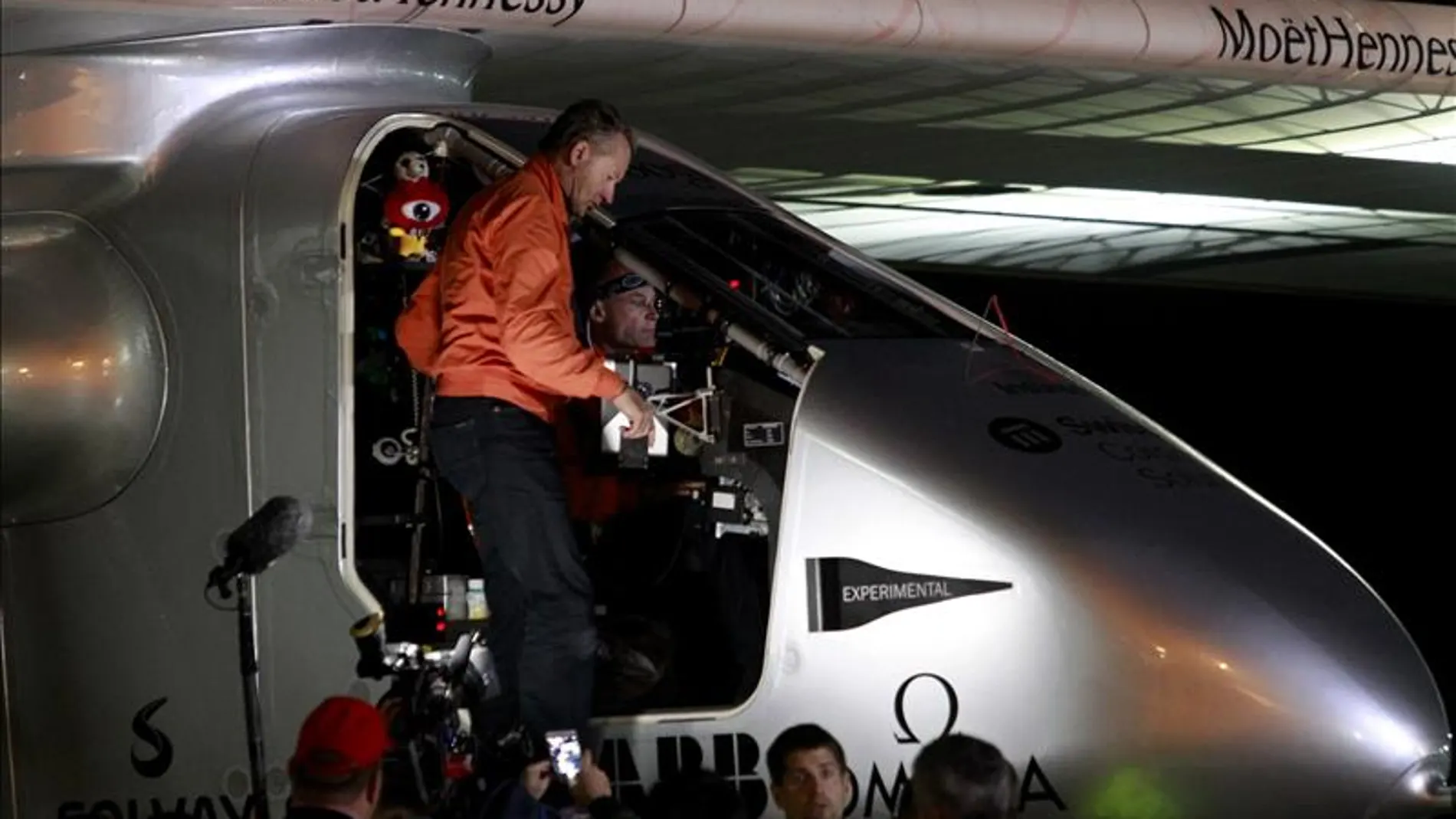 Los dos pilotos del avión impulsado por energía solar, Bertrand Piccard y Andre Borschberg. Los dos pilotos del avión impulsado por energía solar, Bertrand Piccard y Andre Borschberg.