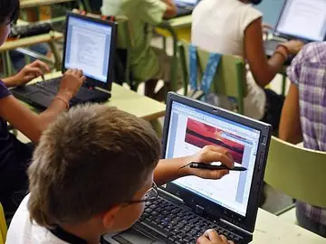 Alumnos de un colegio utilizando internet Alumnos de un colegio utilizando internet