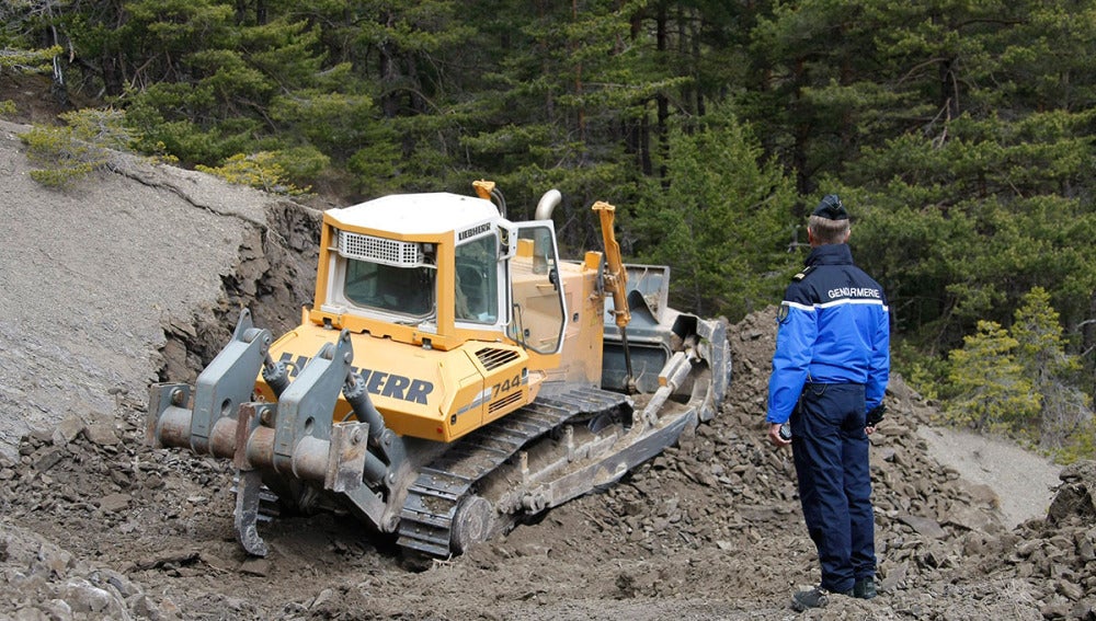 Una excavadora abre camino en los Alpes franceses