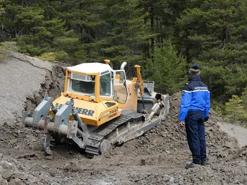 Una excavadora abre camino en los Alpes franceses Una excavadora abre camino en los Alpes franceses