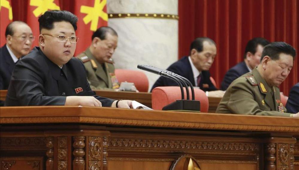 Kim Yong Un, líder de Corea del Norte, en una reunión del partido central del país