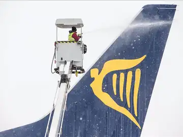 Un operario limpia la cola de un avión de Ryanair. Un operario limpia la cola de un avión de Ryanair.