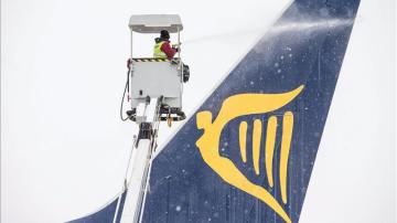 Un operario limpia la cola de un avión de Ryanair.