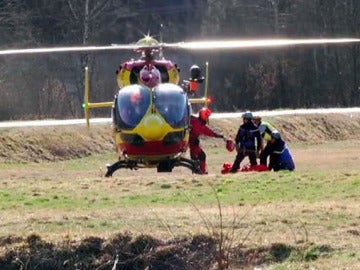 Uno de los esquiadores sorprendido por la avalancha es evacuado en helicóptero Uno de los esquiadores sorprendido por la avalancha es evacuado en helicóptero