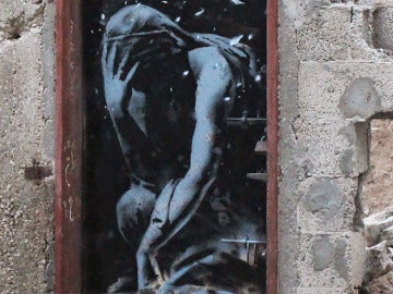 Obra de Banksy en una puerta derribada en Gaza