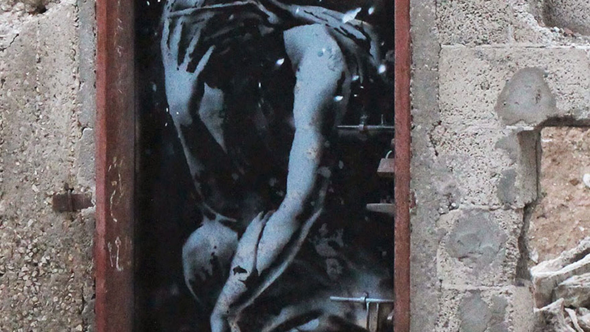 Obra de Banksy en una puerta derribada en Gaza