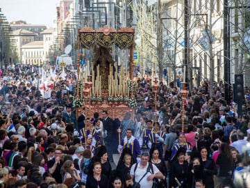 Momento de la procesión del Santísimo Cristo del Consuelo y Maria Santisima del Sacromonte en Granada