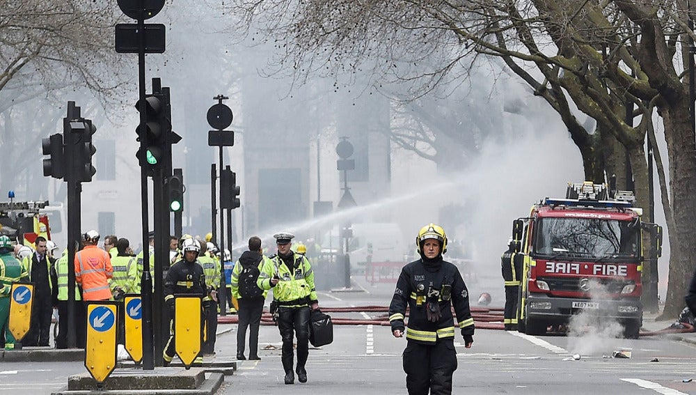 Efectivos de los bomberos luchan contra el fuego en Londres