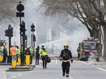 Efectivos de los bomberos luchan contra el fuego en Londres