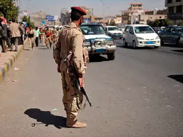 Un soldado controla la ciudad Un soldado controla la ciudad