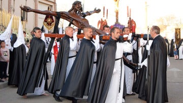 Los presos portan la imagen del Cristo de Herrera.