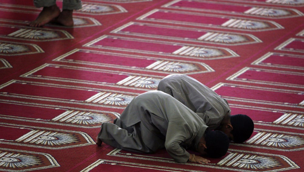 Niños rezando en una mezquita