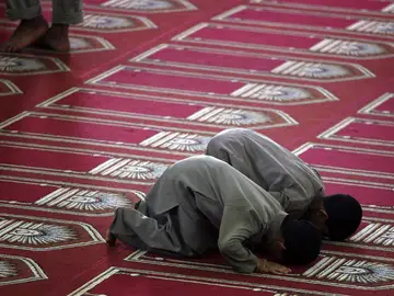 Niños rezando en una mezquita Niños rezando en una mezquita