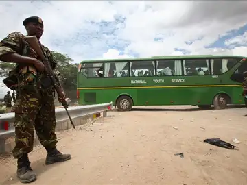 El Ejército de Kenia bombardea las bases de Al Shabab en el sur de Somalia El Ejército de Kenia bombardea las bases de Al Shabab en el sur de Somalia