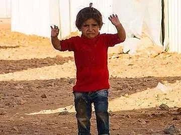 Atemorizada ante el objetivo de la cámara Atemorizada ante el objetivo de la cámara