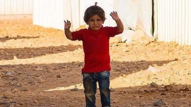 Otra niña atemorizada ante el objetivo de un cámara en Siria