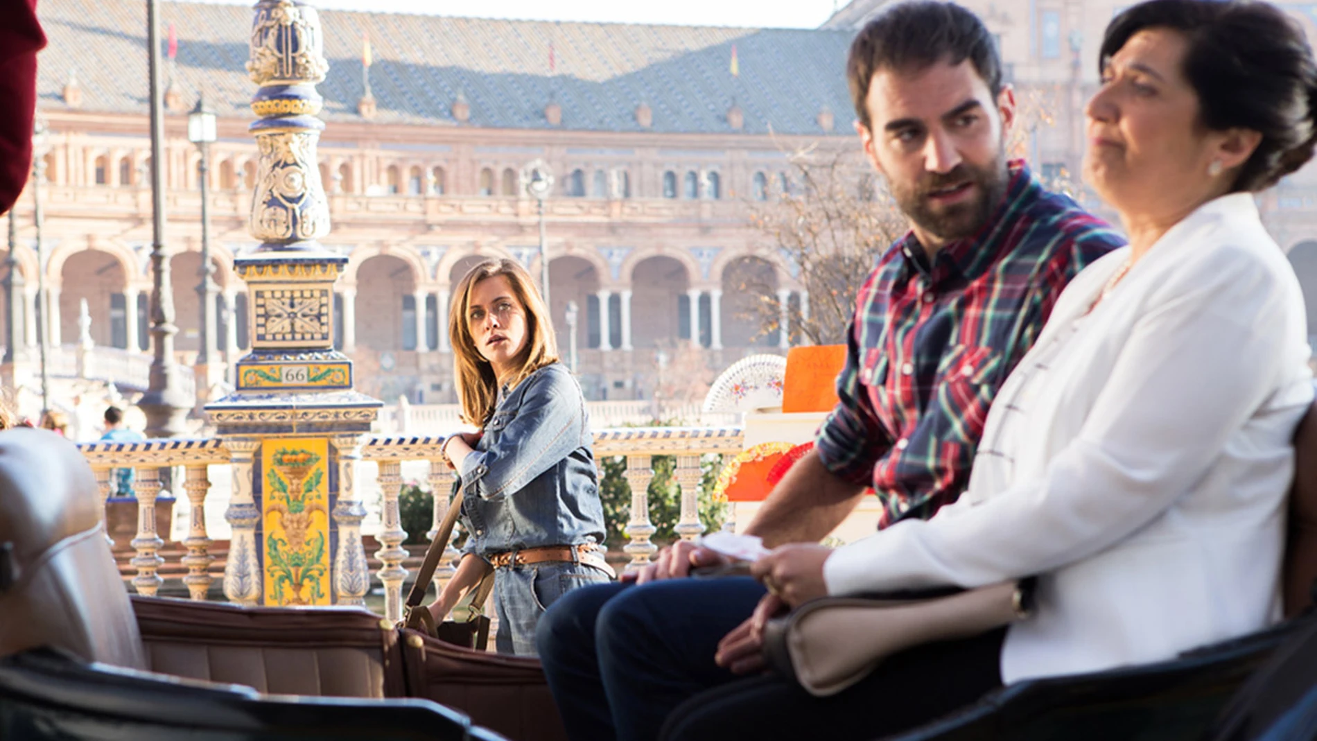 El primer encuentro entre Carmen e Iñaki en la Plaza de España de Sevilla