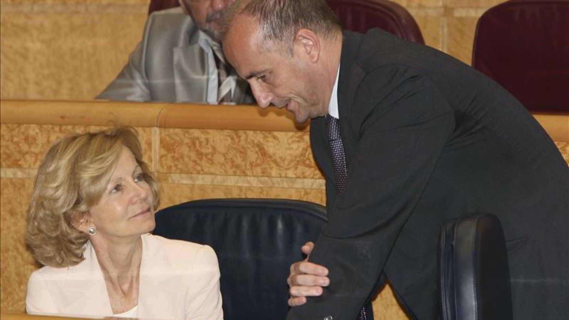 La exministra de Econom&iacute;a, Elena Salgado, conversa con el exministro de Industria, Turismo y Comercio, Miguel Sebasti&aacute;n