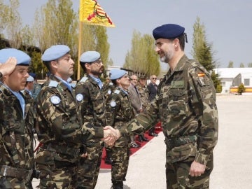 El Rey saluda a las tropas españolas en el Líbano