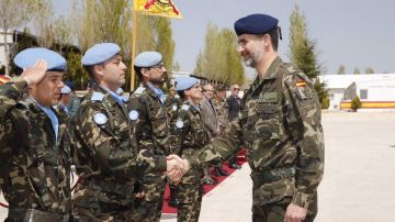 El Rey saluda a las tropas españolas en el Líbano