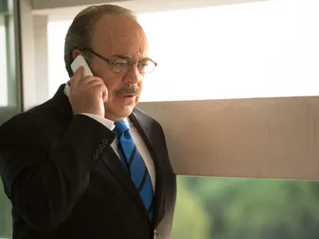 Enrique habla por teléfono con María Enrique habla por teléfono con María