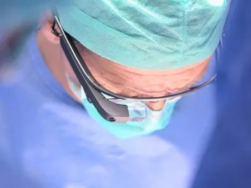 Un cirujano utiliza las Google Glass durante la intervención Un cirujano utiliza las Google Glass durante la intervención