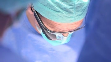 Un cirujano utiliza las Google Glass durante la intervención