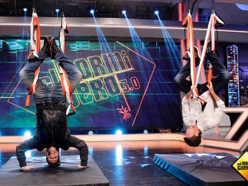 Carlos Latre y Pablo Motos haciendo 'Aeroyoga' en El Hormiguero 3.0