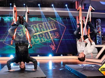 Carlos Latre y Pablo Motos haciendo 'Aeroyoga' en El Hormiguero 3.0 Carlos Latre y Pablo Motos haciendo 'Aeroyoga' en El Hormiguero 3.0