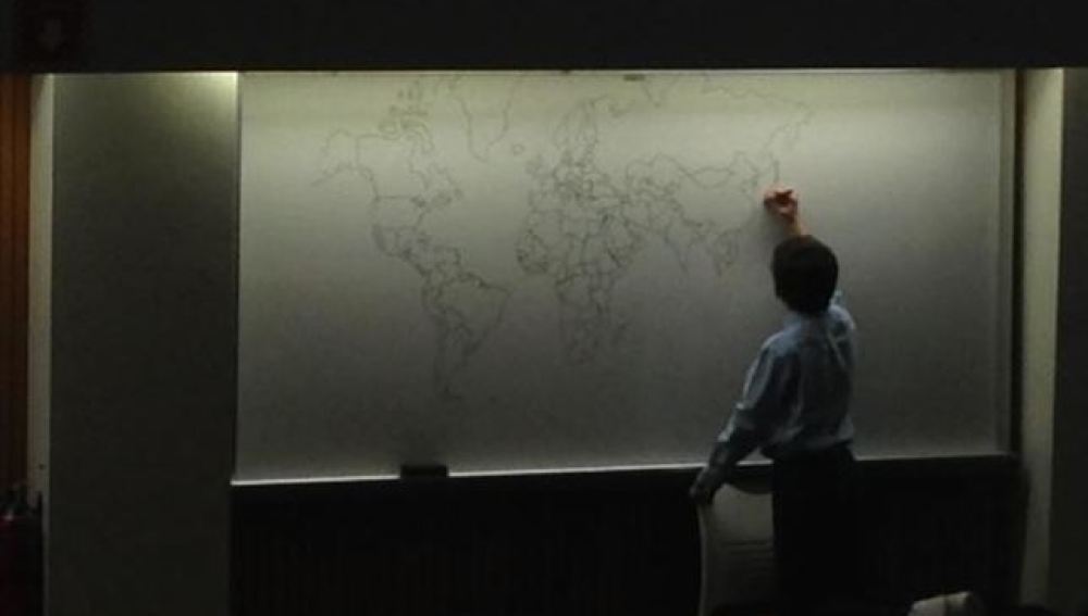 Un niño autista de 11 años dibujando un mapa