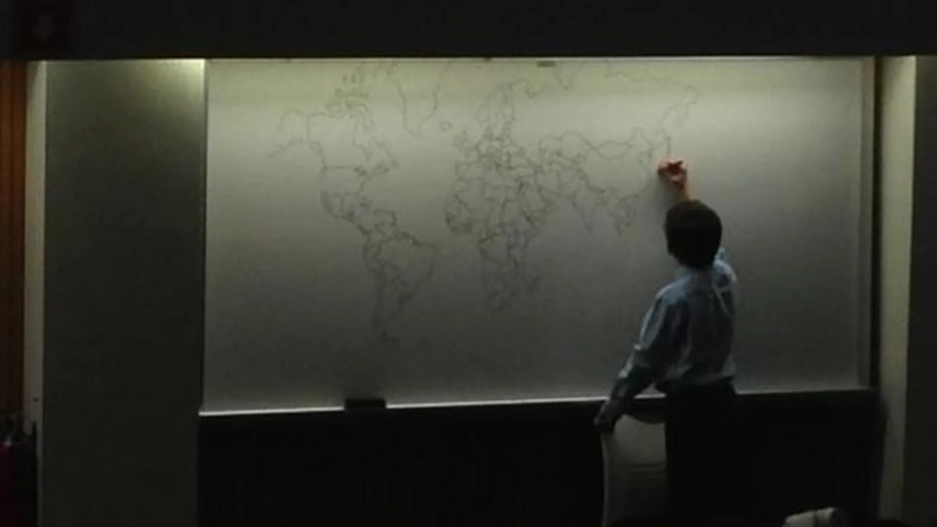 Un niño autista de 11 años dibujando un mapa Un niño autista de 11 años dibujando un mapa