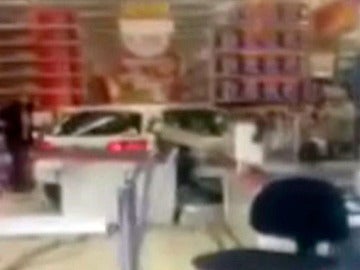 Un coche se empotra contra un supermercado