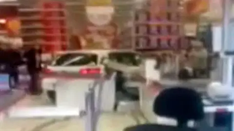 Un coche se empotra contra un supermercado Un coche se empotra contra un supermercado