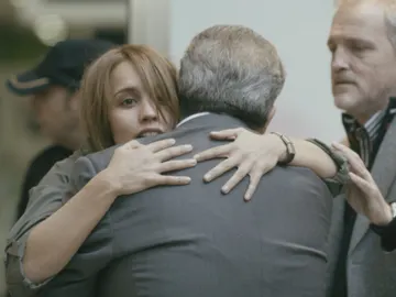 María se reencuentra con su familia en el aeropuerto María se reencuentra con su familia en el aeropuerto