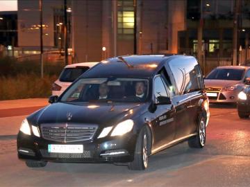 Coche funerario que traslada los restos mortales de José Antonio Martínez Coche funerario que traslada los restos mortales de José Antonio Martínez
