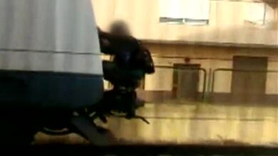 Dos menores viajan enganchados al último vagón del metro en Valencia