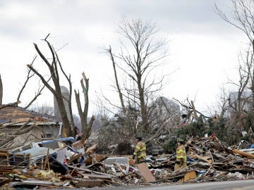 Al menos dos muertos y decenas de heridos tras el paso de un tornado en EEUU