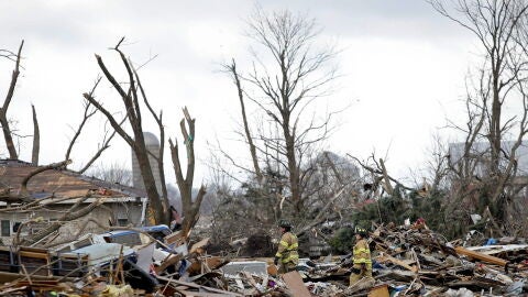 Al menos dos muertos y decenas de heridos tras el paso de un tornado en EEUU