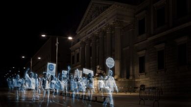 Miles de hologramas 'protestan' frente al Congreso de los Diputados 
