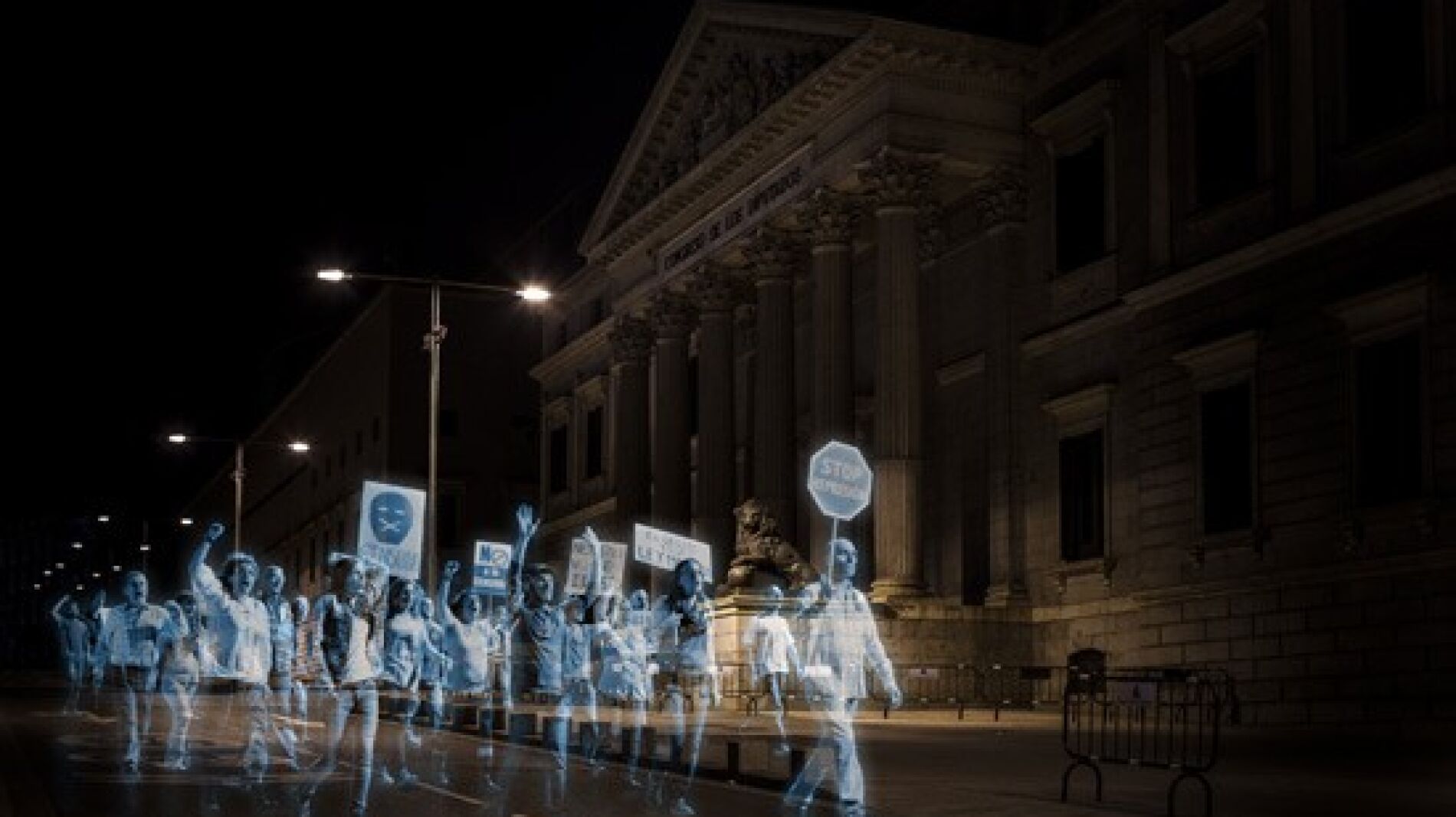 Miles de hologramas 'protestan' en el Congreso de los Diputados 