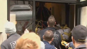 Los bomberos de Nueva York transportan al hombre obeso