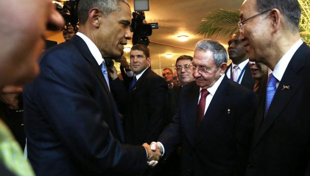Barack Obama saluda a su homólogo cubano, Raúl Castro