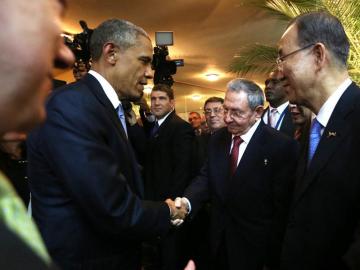 Barack Obama saluda a su homólogo cubano, Raúl Castro